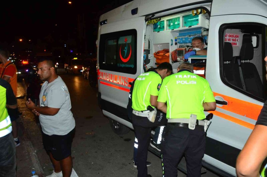 Kaza Sonrası Savrulan Otomobil Kaldırımda Yürüyen Yayaya Çarptı: 2 Yaralı