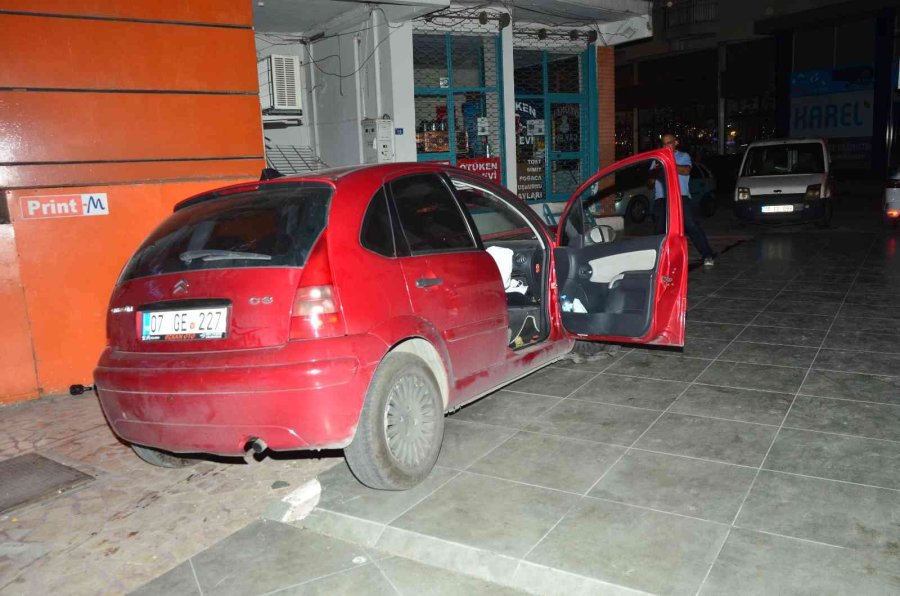 Kaza Sonrası Savrulan Otomobil Kaldırımda Yürüyen Yayaya Çarptı: 2 Yaralı