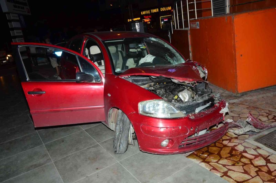 Kaza Sonrası Savrulan Otomobil Kaldırımda Yürüyen Yayaya Çarptı: 2 Yaralı