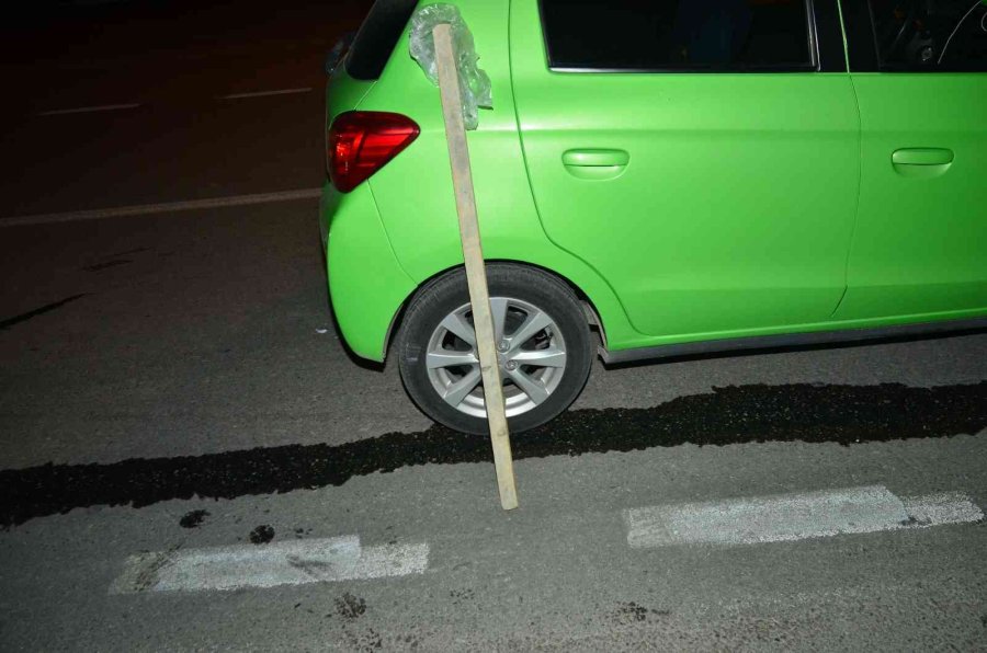 Cadde Üzerinde Kavga Edenlere Otomobil Çarptı: 1 Yaralı