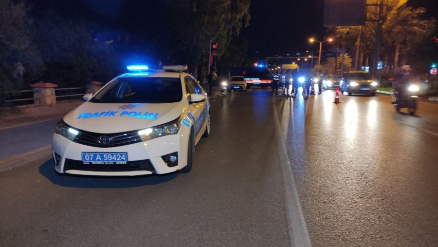 Motosikletliyle Otomobile Çarpan Rus Turist Hayatını Kaybetti...kaza Anı Kameralara Yansıdı