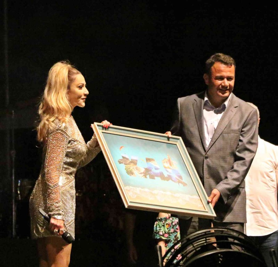 Kaş’ta Hadise Rüzgarı