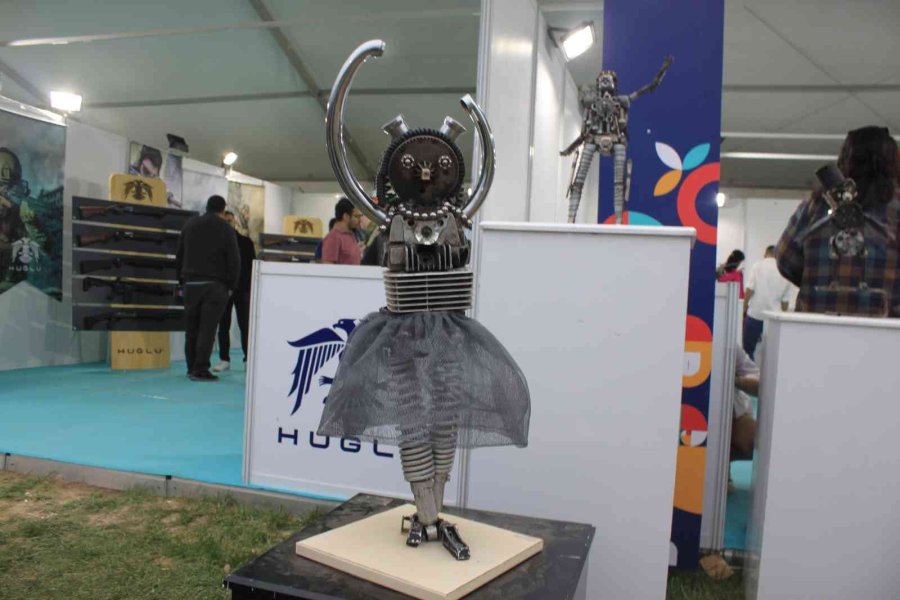 Atıklar Sanat Eseri Robotlara Dönüştü