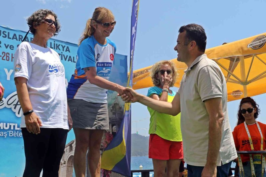 Uluslararası Meis-kaş Yüzme Yarışı’nda Dereceye Girenlere Ödülleri Verildi