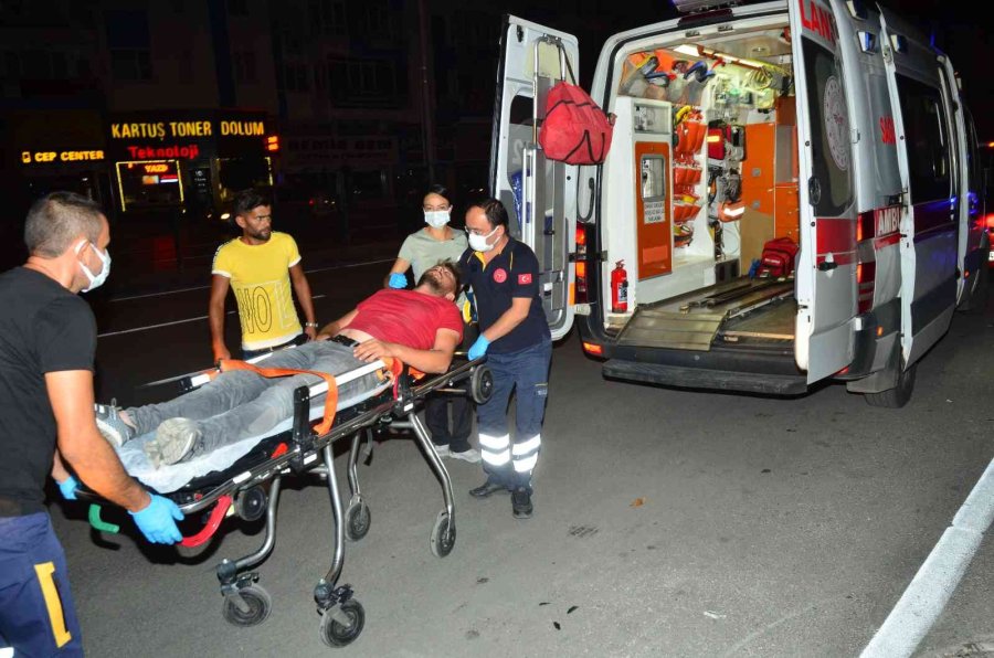 Kaza Sonrası Savrulan Otomobil Kaldırımda Yürüyen Yayaya Çarptı: 2 Yaralı