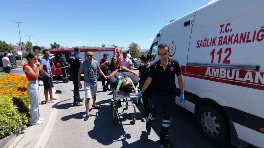 Kaza Yerinden Geçerken Duyarsız Kalmadı Ambulans Gelinceye Kadar Kurtarma Ekiplerine Destek Verdi