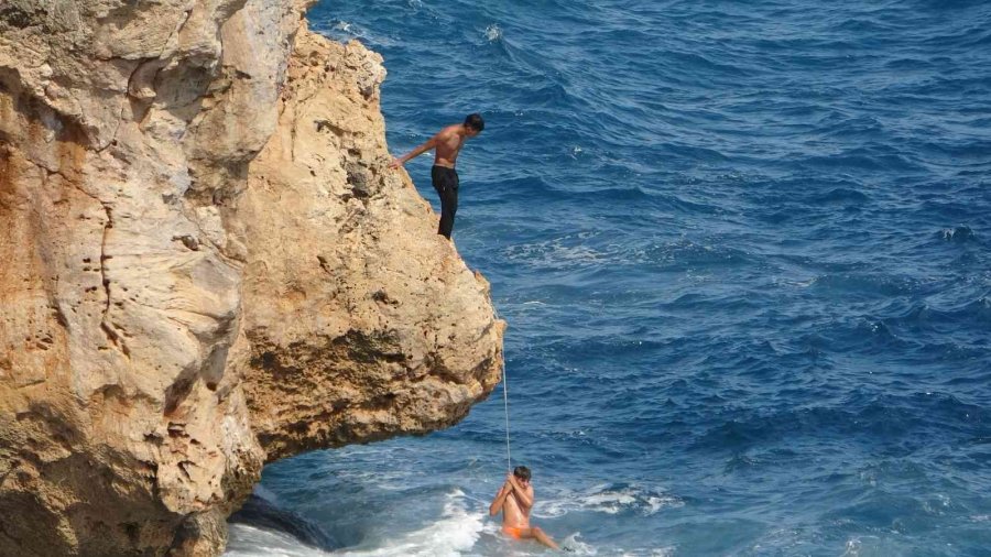 30 Metrelik Falezlerden Denize Ölümüne Atlayış