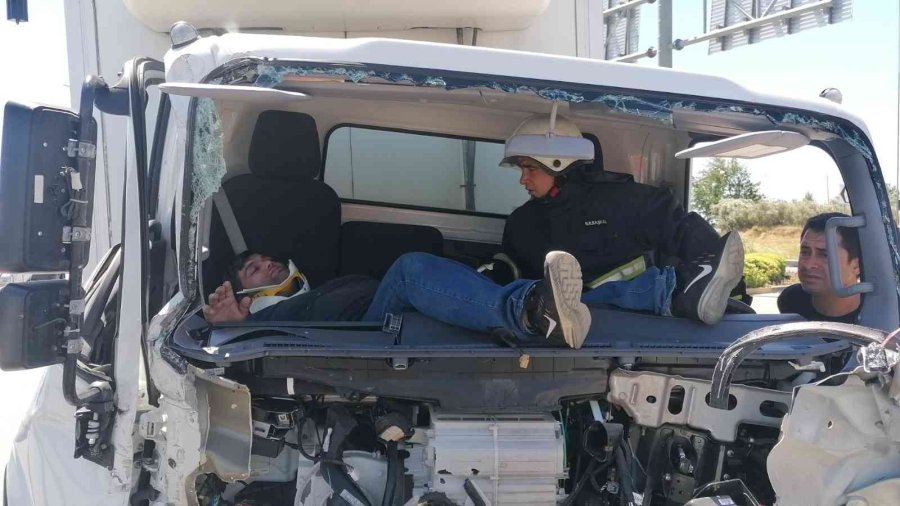 Kaza Yerinden Geçerken Duyarsız Kalmadı Ambulans Gelinceye Kadar Kurtarma Ekiplerine Destek Verdi