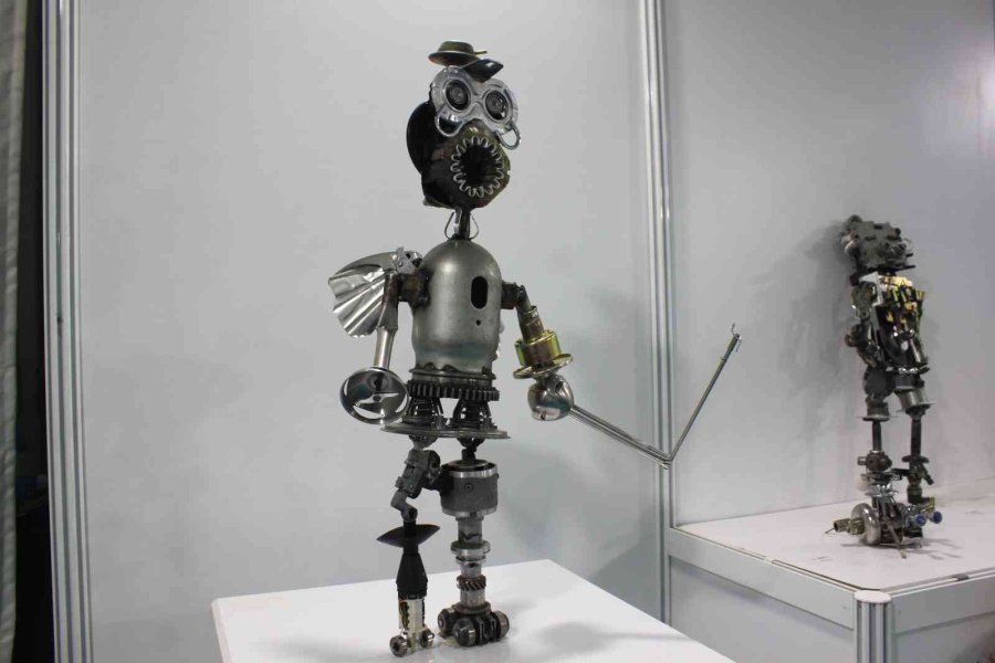 Atıklar Sanat Eseri Robotlara Dönüştü