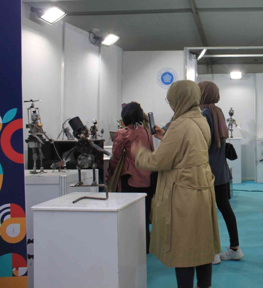 Atıklar Sanat Eseri Robotlara Dönüştü