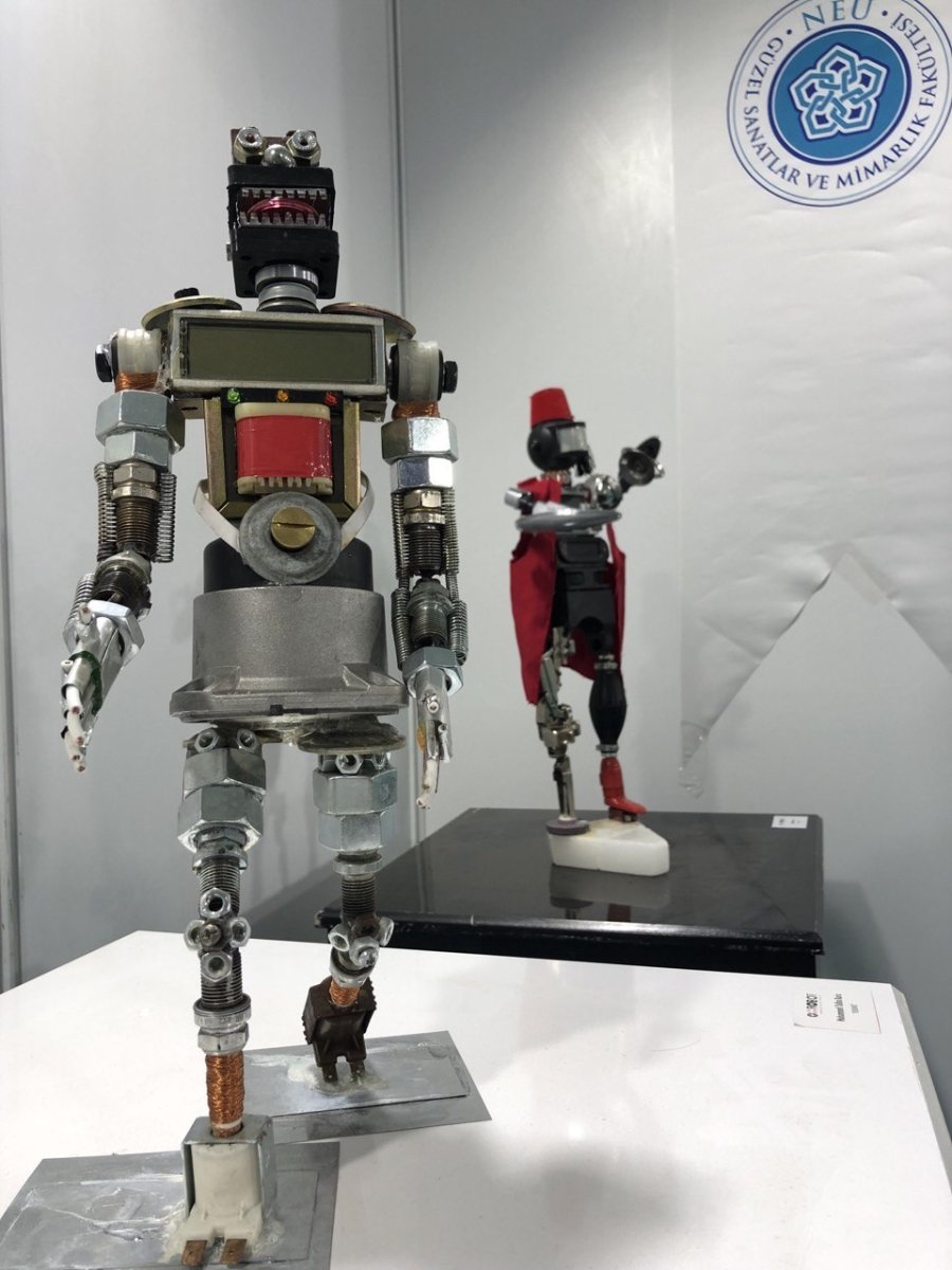 Atıklar Sanat Eseri Robotlara Dönüştü