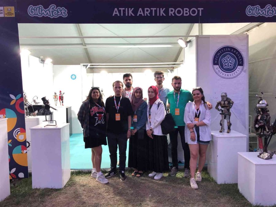 Atıklar Sanat Eseri Robotlara Dönüştü