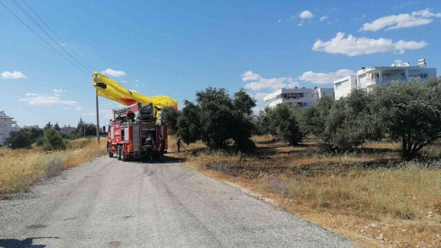 Antalya’da Tekneye Bağlı İpi Kopan Paraşüt Metrelerce Yüksekte Böyle Sürüklendi