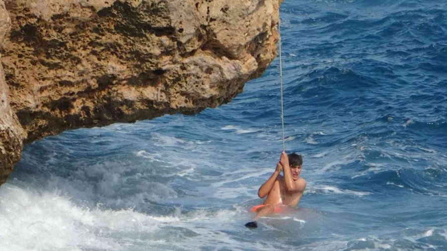 30 Metrelik Falezlerden Denize Ölümüne Atlayış