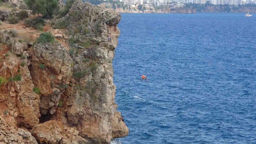 30 Metrelik Falezlerden Denize Ölümüne Atlayış
