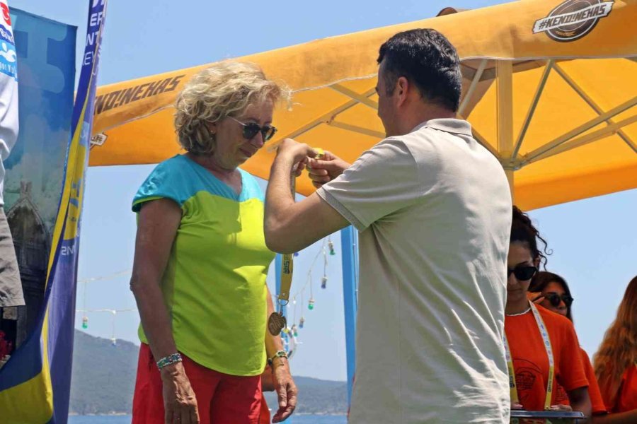 Uluslararası Meis-kaş Yüzme Yarışı’nda Dereceye Girenlere Ödülleri Verildi