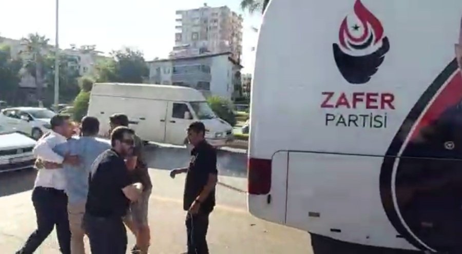 Ümit Özdağ’ın Konvoyunda Kaza Gerginliği