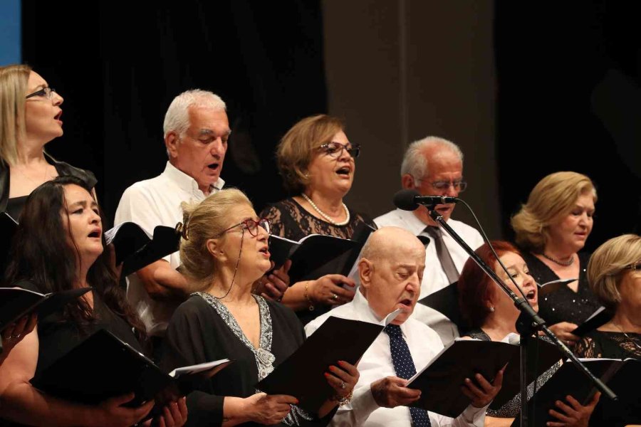 65 Yaştı Üstü Yaşlılardan Muhteşem Dans Gösterisi