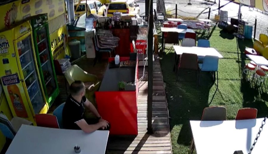 Hiçbir Şey Bulamayınca Bozuk Para Kutusunu Aldı