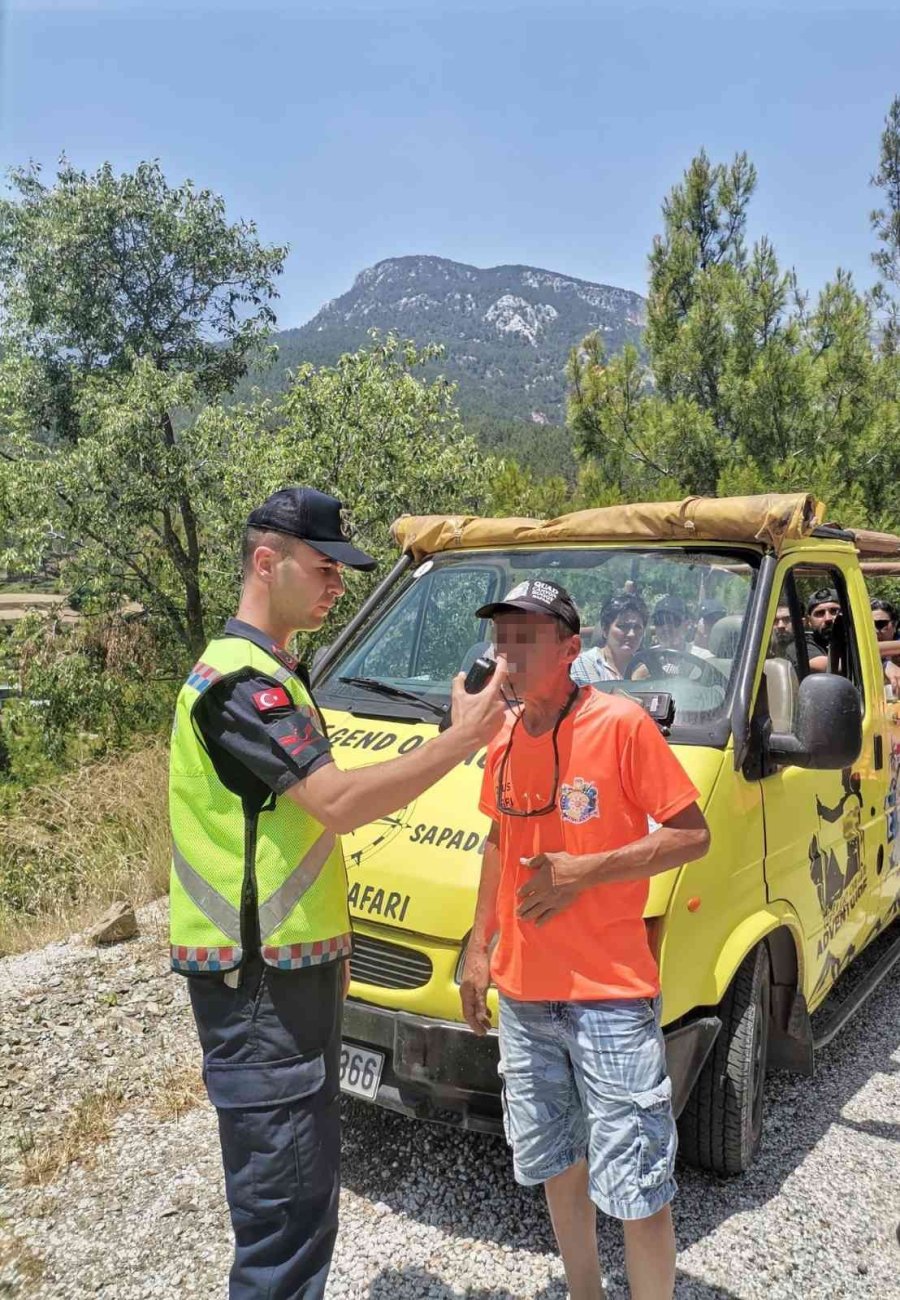 Antalya’da Trafik Denetiminde 77 Sürücüye Ceza