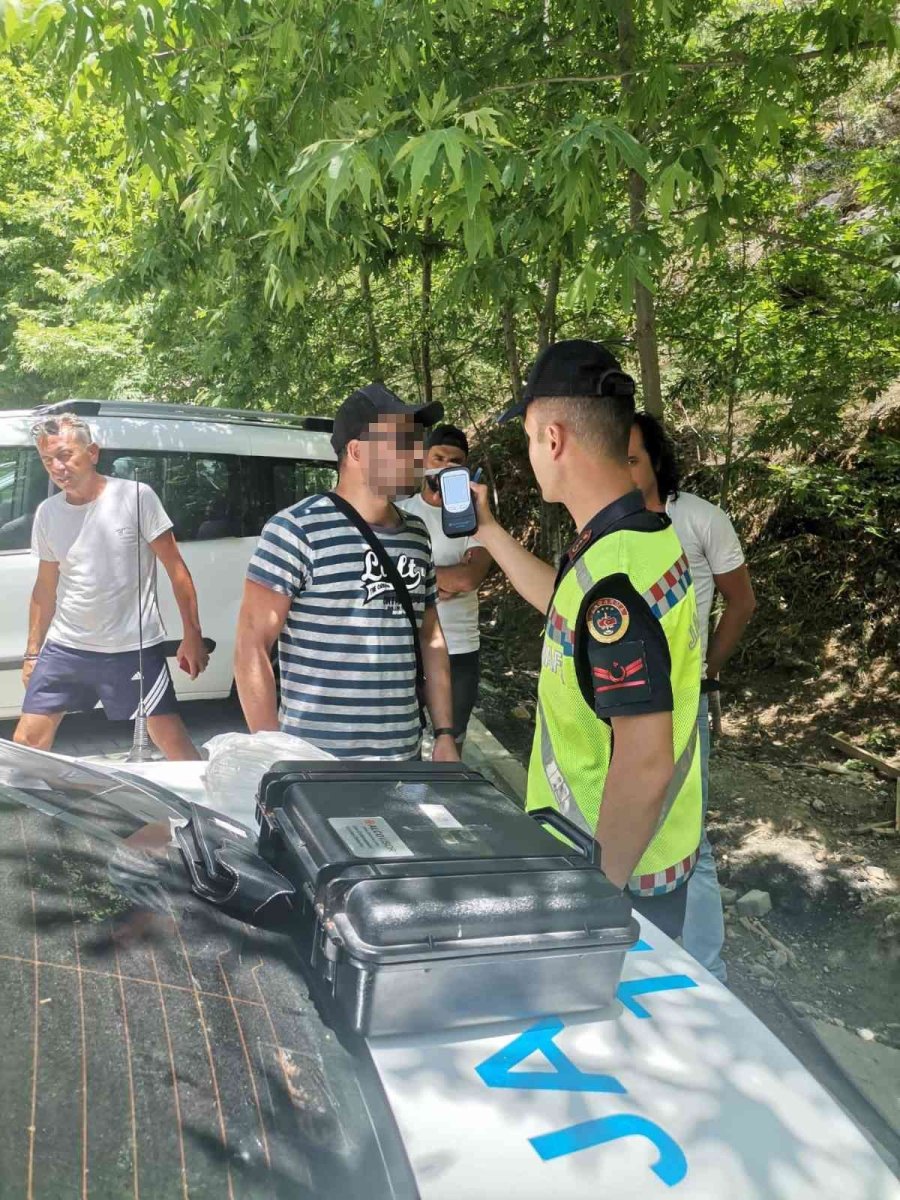 Antalya’da Trafik Denetiminde 77 Sürücüye Ceza