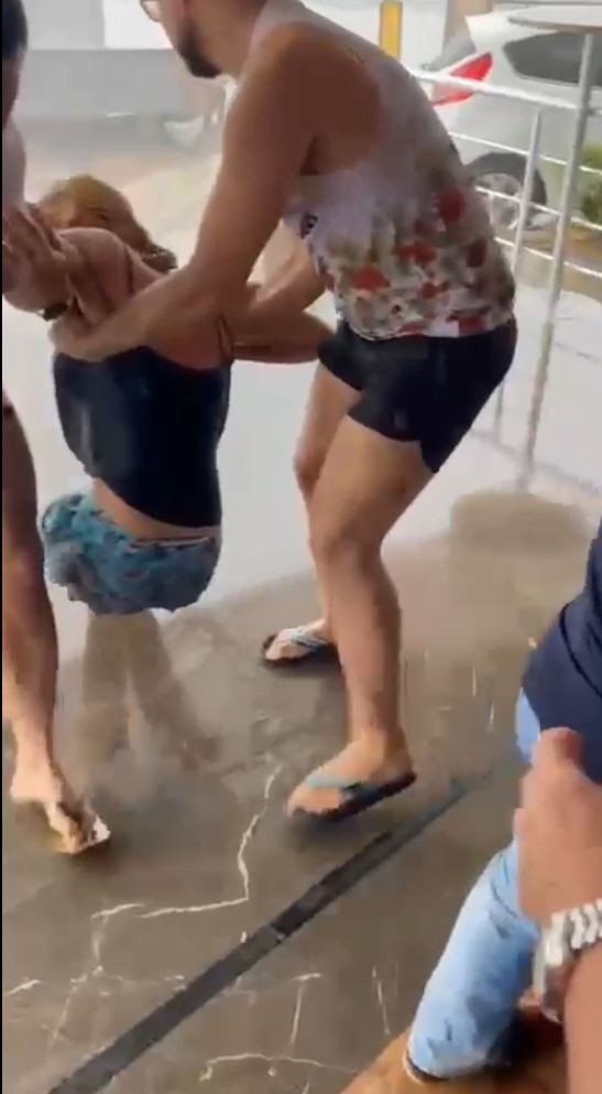 Metal Sundurma Kapağının, Yoldan Geçen İki Turiste Çarptığı Anlara Ait Yeni Görüntüler Çıktı