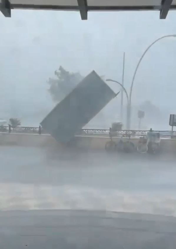 Metal Sundurma Kapağının, Yoldan Geçen İki Turiste Çarptığı Anlara Ait Yeni Görüntüler Çıktı