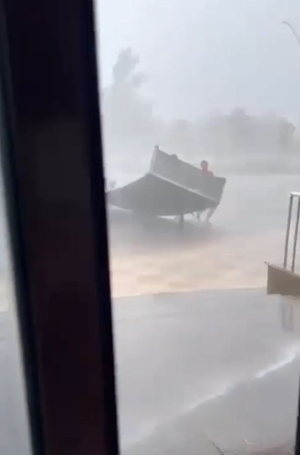 Metal Sundurma Kapağının, Yoldan Geçen İki Turiste Çarptığı Anlara Ait Yeni Görüntüler Çıktı