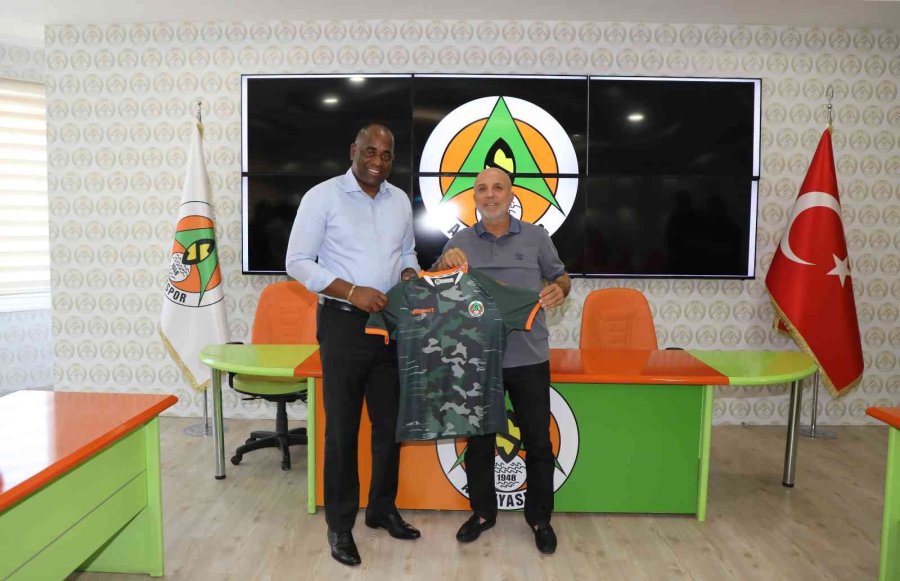 Dominika Başbakanı Skerrit’e Alanyaspor Forması