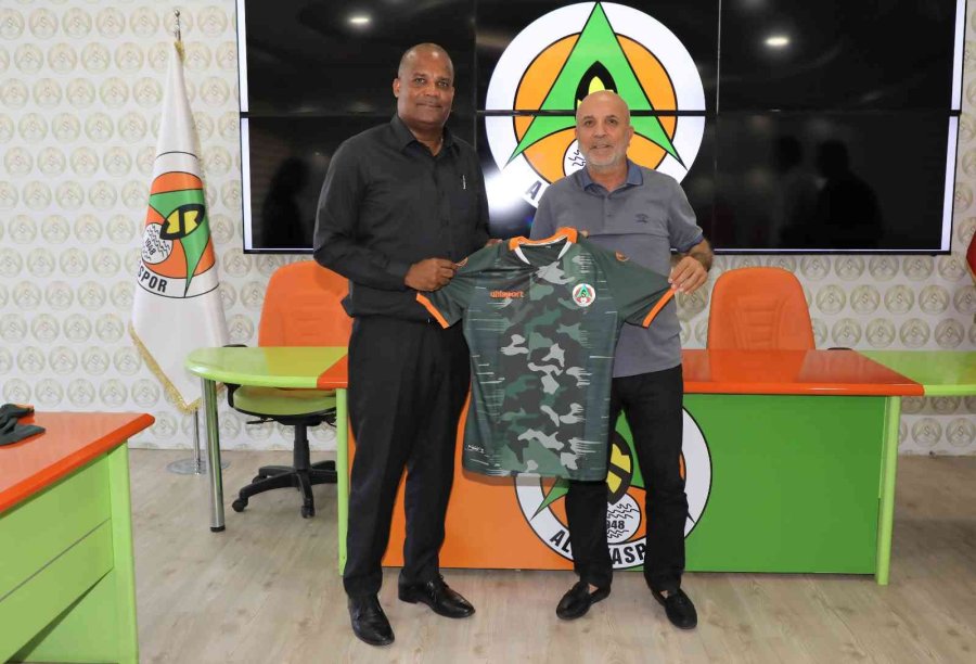 Dominika Başbakanı Skerrit’e Alanyaspor Forması