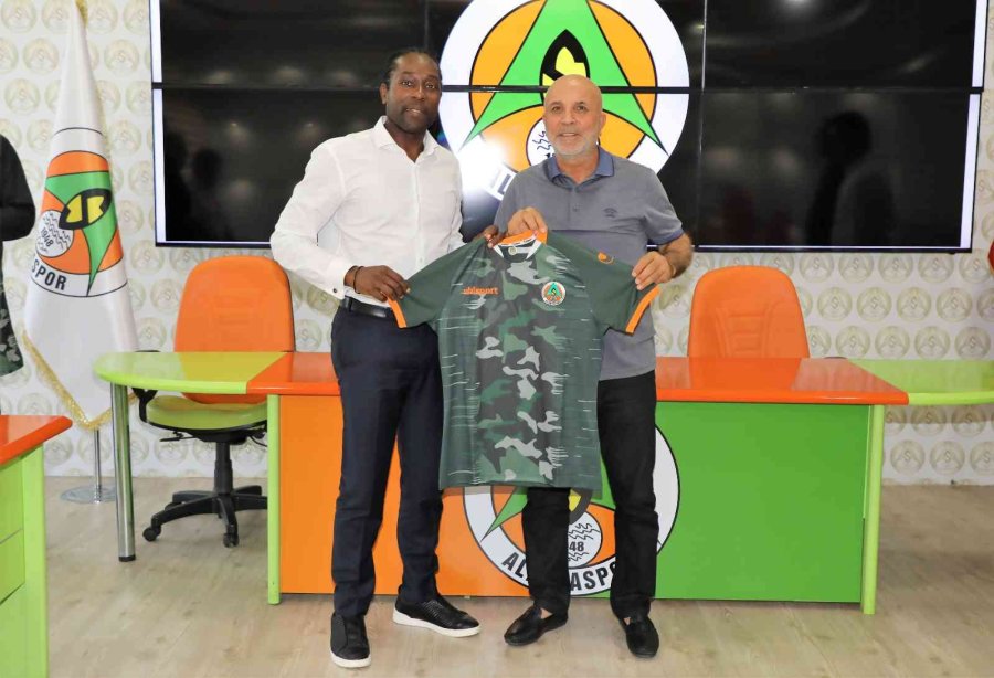 Dominika Başbakanı Skerrit’e Alanyaspor Forması