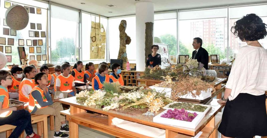 Atık Kağıtlar Sanata Dönüşürken Geri Dönüşüm Bilinci Aşılıyor