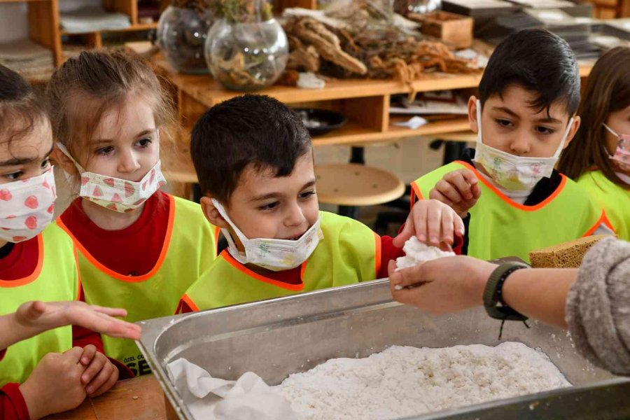 Atık Kağıtlar Sanata Dönüşürken Geri Dönüşüm Bilinci Aşılıyor