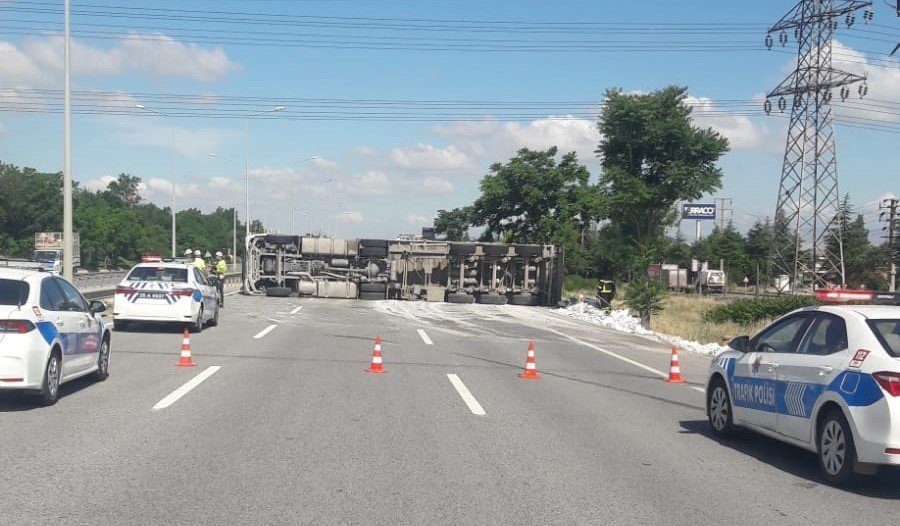 Devrilen Tırda Baba Ve Oğlu Yaralandı