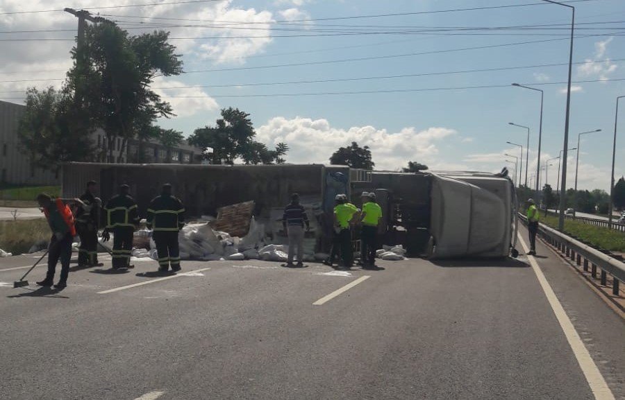 Devrilen Tırda Baba Ve Oğlu Yaralandı