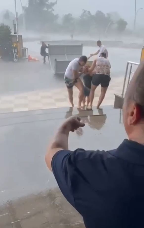 Metal Sundurma Kapağının, Yoldan Geçen İki Turiste Çarptığı Anlara Ait Yeni Görüntüler Çıktı