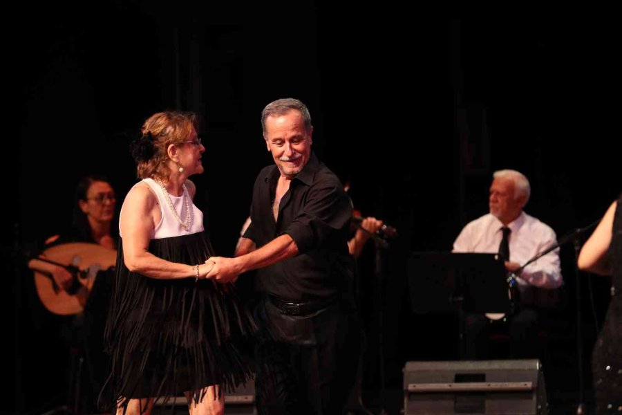 65 Yaştı Üstü Yaşlılardan Muhteşem Dans Gösterisi