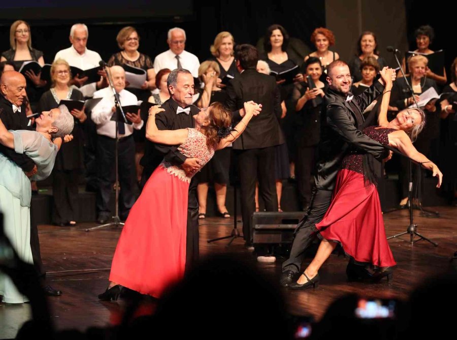 65 Yaştı Üstü Yaşlılardan Muhteşem Dans Gösterisi