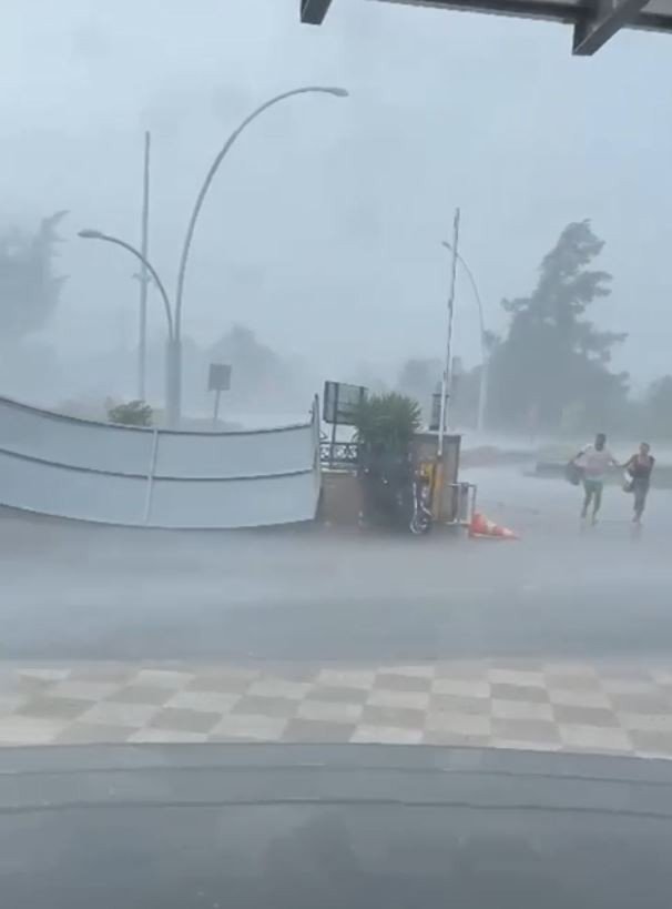 Metal Sundurma Kapağının, Yoldan Geçen İki Turiste Çarptığı Anlara Ait Yeni Görüntüler Çıktı