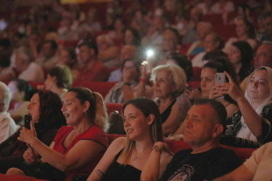 65 Yaştı Üstü Yaşlılardan Muhteşem Dans Gösterisi