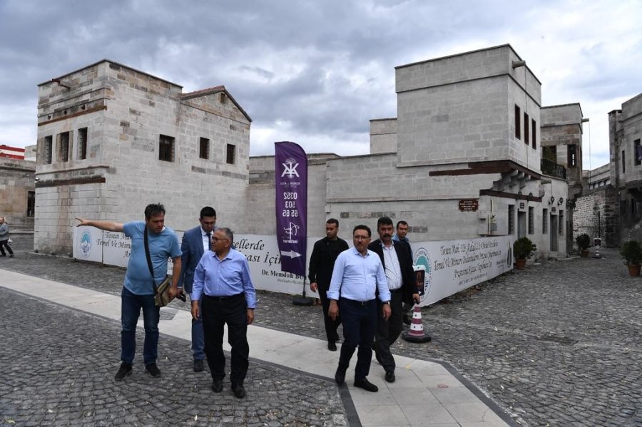Başkan Büyükkılıç Ve Vali Çiçek Tarihi Kayseri Mahallesi’ni İnceledi