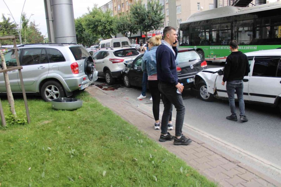 Kayseri’de 9 Araç Birbirine Girdi: 1 Yaralı