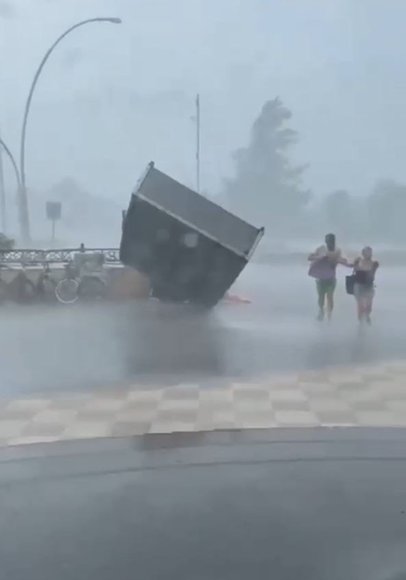 Metal Sundurma Kapağının, Yoldan Geçen İki Turiste Çarptığı Anlara Ait Yeni Görüntüler Çıktı