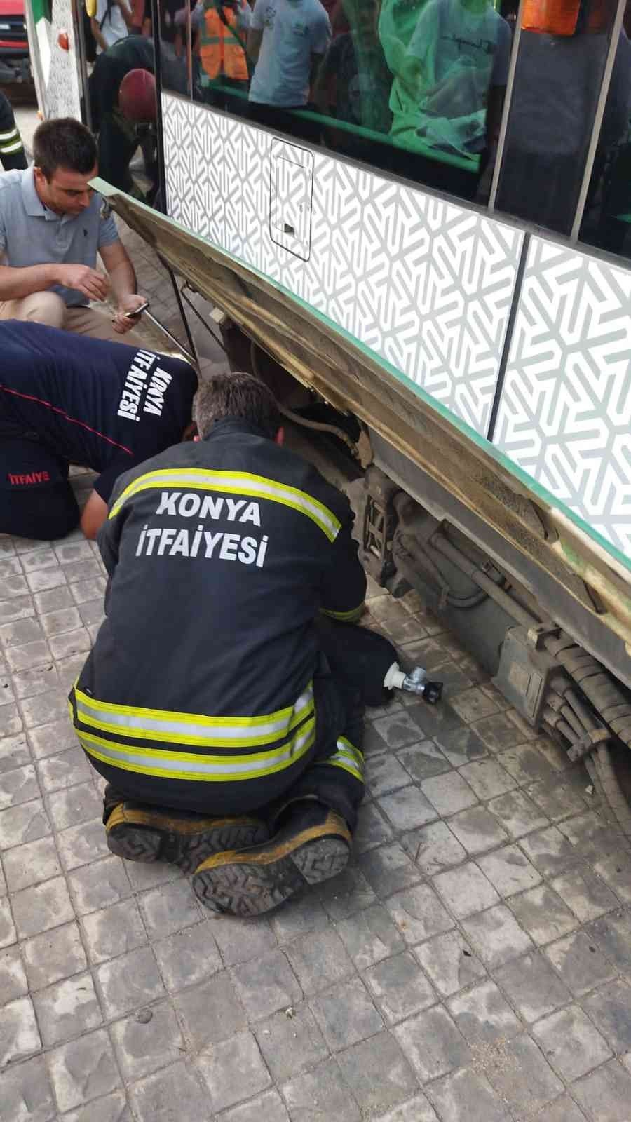Duraktaki Tramvayın Altına Kaçan Kediyi İtfaiye Çıkarttı