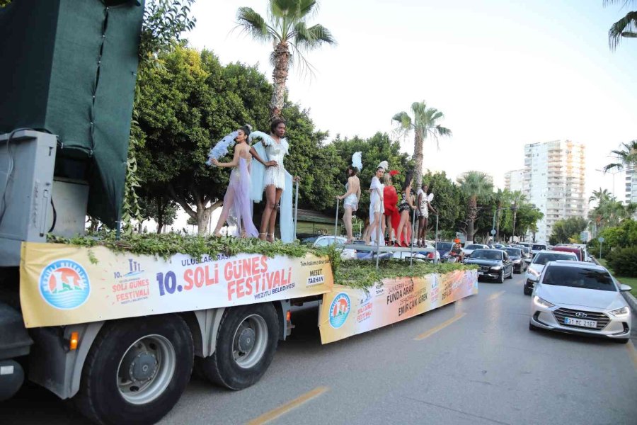 Yürüyen Defile İlgi Çekti