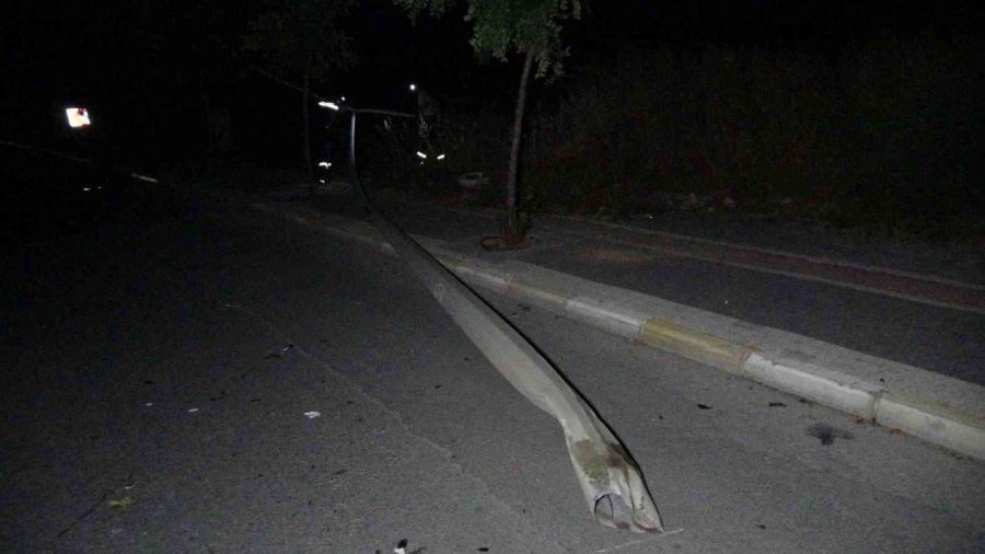 Hurdaya Dönen Otomobilden Sağ Çıktılar, Alkolün Etkisiyle Neşe İçinde Kameraya El Salladılar