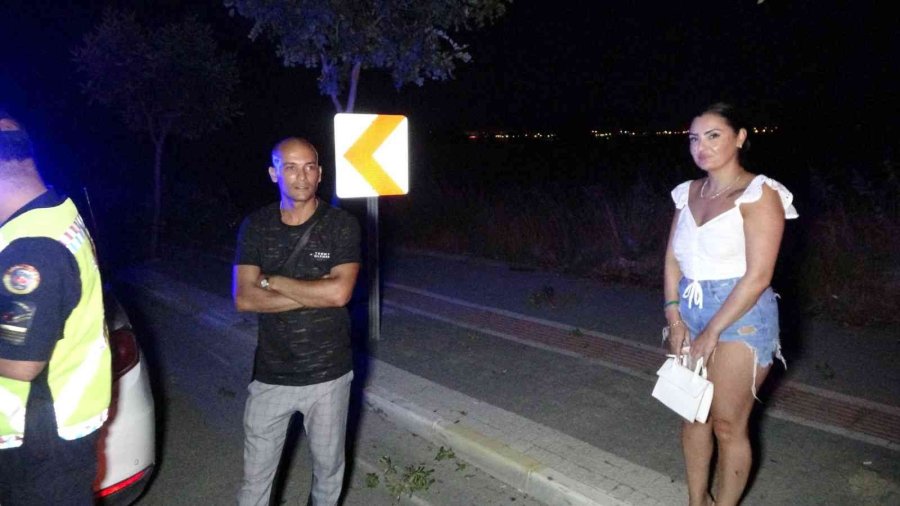 Hurdaya Dönen Otomobilden Sağ Çıktılar, Alkolün Etkisiyle Neşe İçinde Kameraya El Salladılar