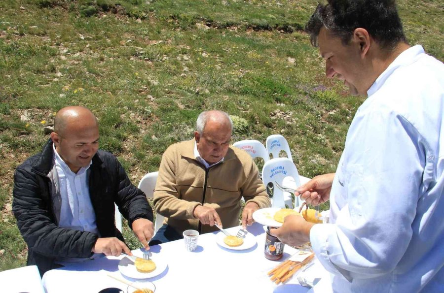 İtalyan Şef, 2 Bin 500 Rakımda Dünya Birincisi Balla Tatlı Yaptı