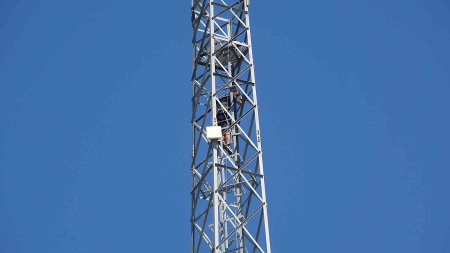 Antalya’da Baz İstasyonuna Çıkan Şahıs 30 Saat Sonra Gazlı İçecek İle İkna Edildi