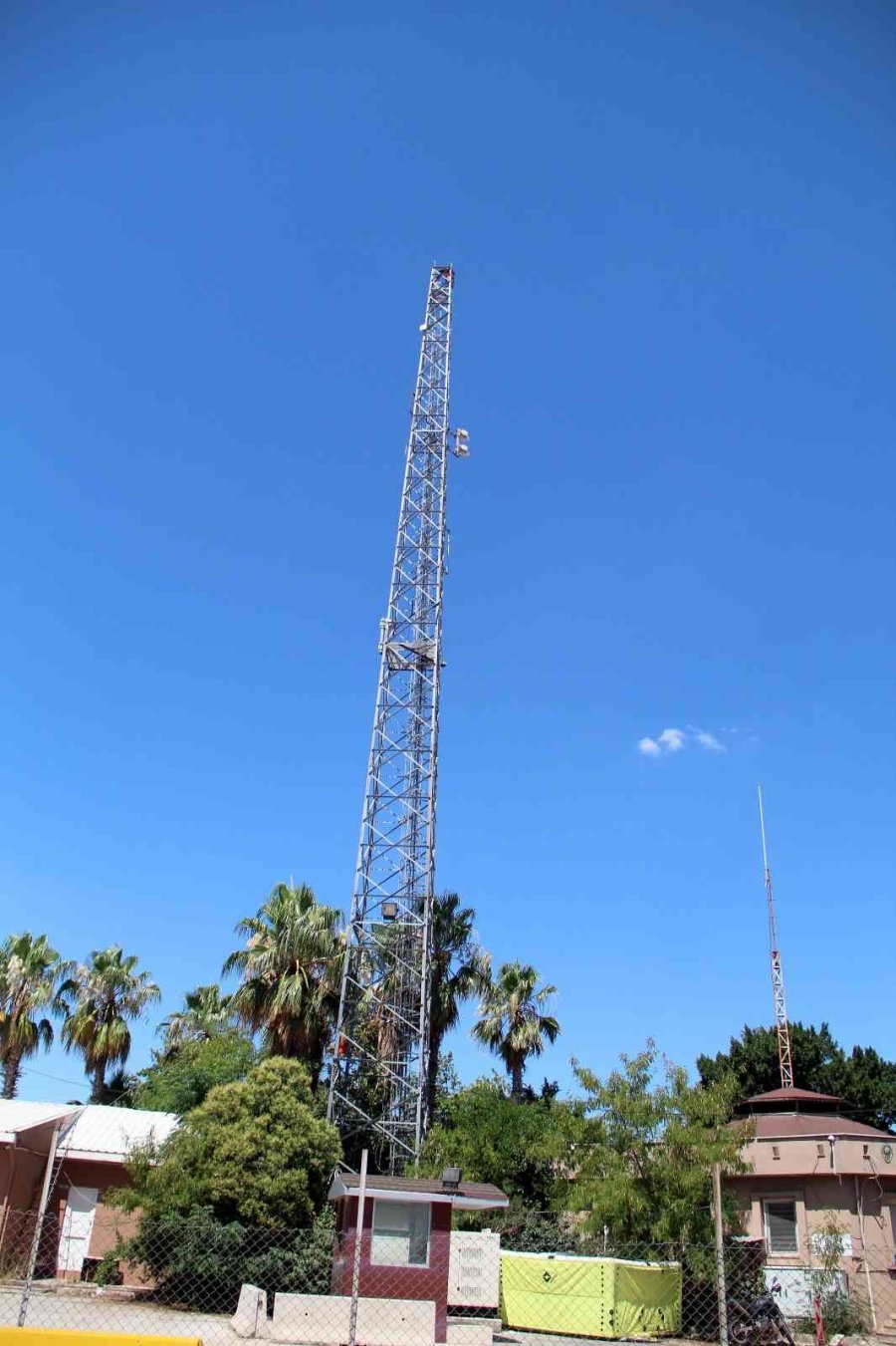 Antalya’da Baz İstasyonuna Çıkan Şahıs 30 Saat Sonra Gazlı İçecek İle İkna Edildi